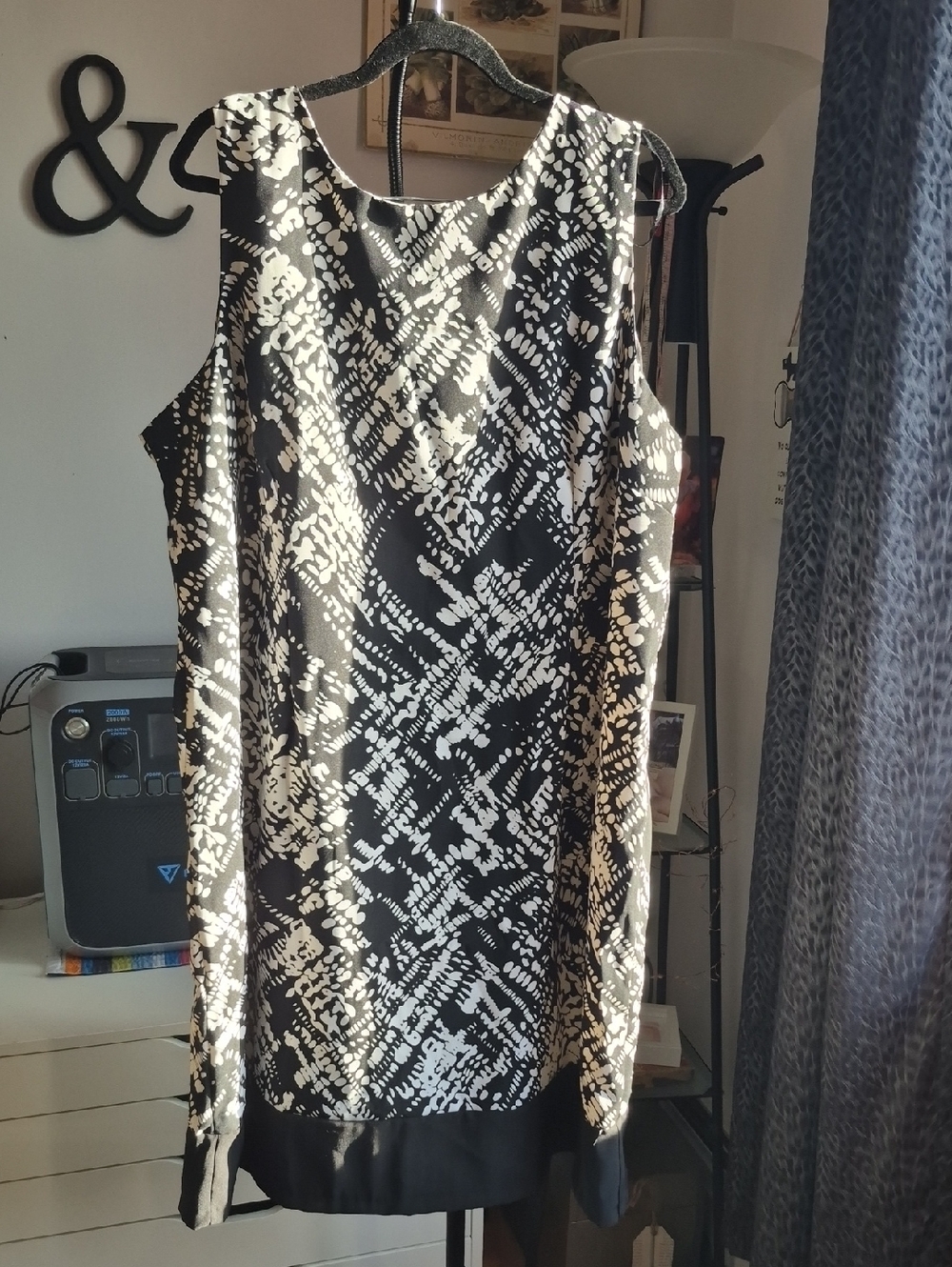 24 W  Penningtons Black and White Geometric Sleeveless Midi Tailored Dress